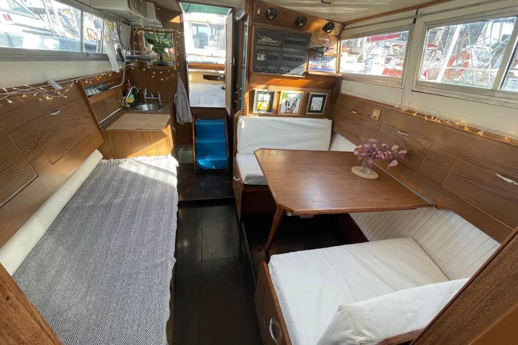 Beautiful 70S Vintage Yacht Boat In Barcelona Hotel Sant Adria de Besos Buitenkant foto