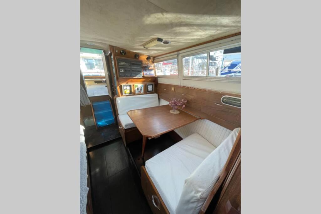 Beautiful 70S Vintage Yacht Boat In Barcelona Hotel Sant Adria de Besos Buitenkant foto
