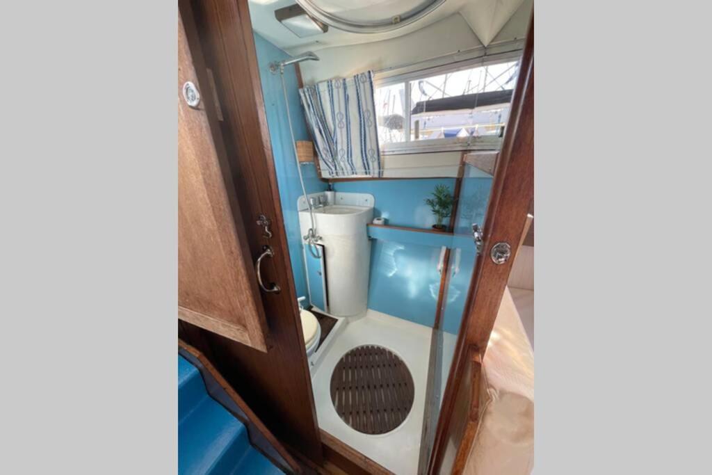 Beautiful 70S Vintage Yacht Boat In Barcelona Hotel Sant Adria de Besos Buitenkant foto